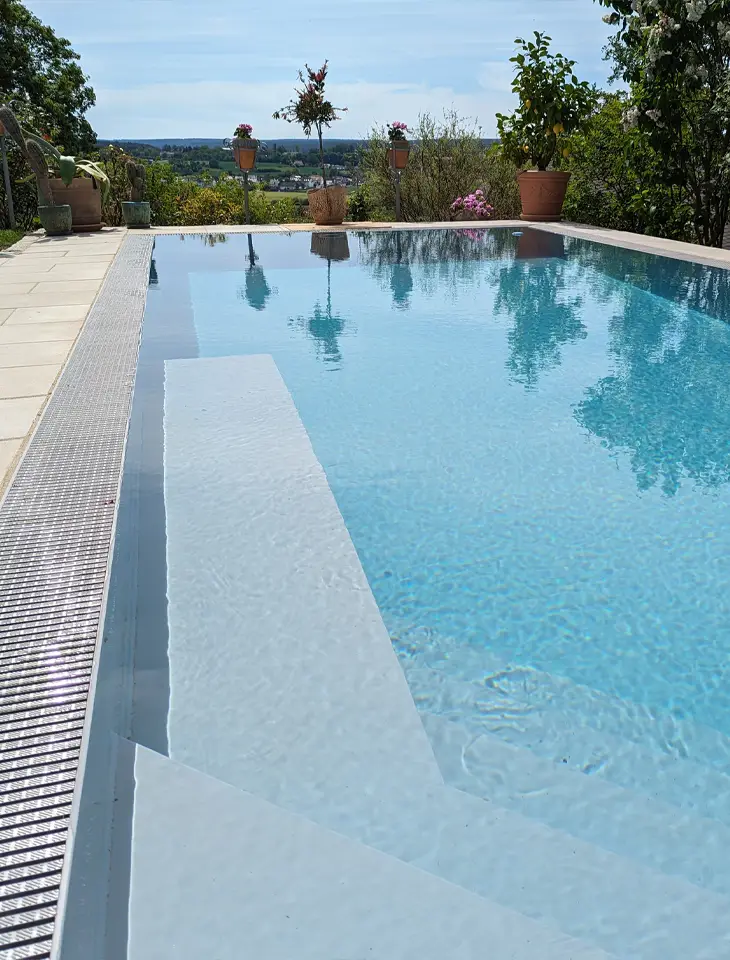 Eleganter Swimmingpool im privaten Garten in Amberg