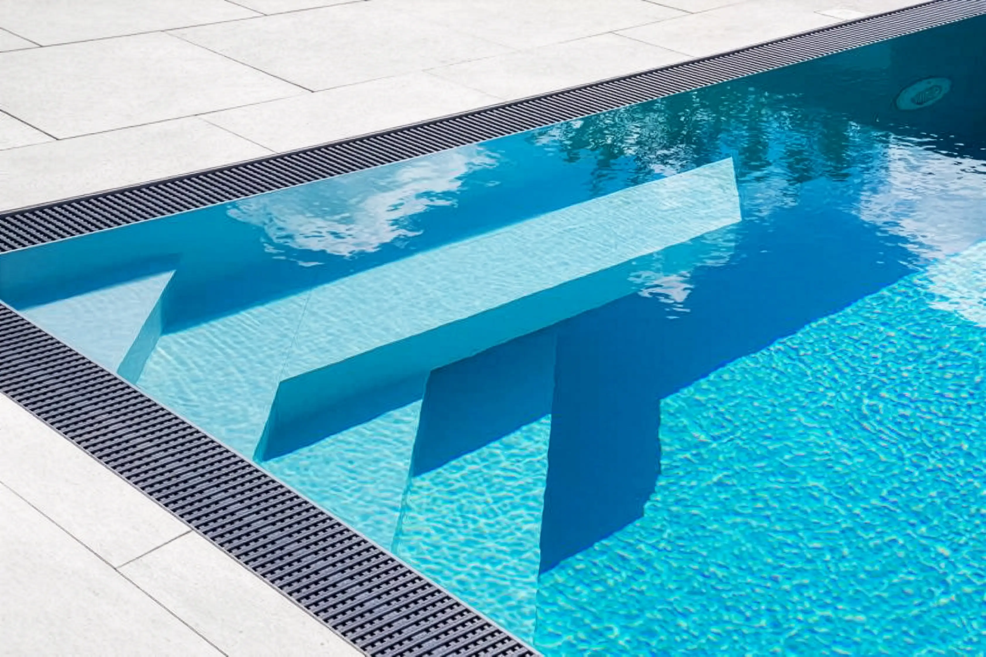 Individuell geplanter Premium Swimmingpool für Familiengarten