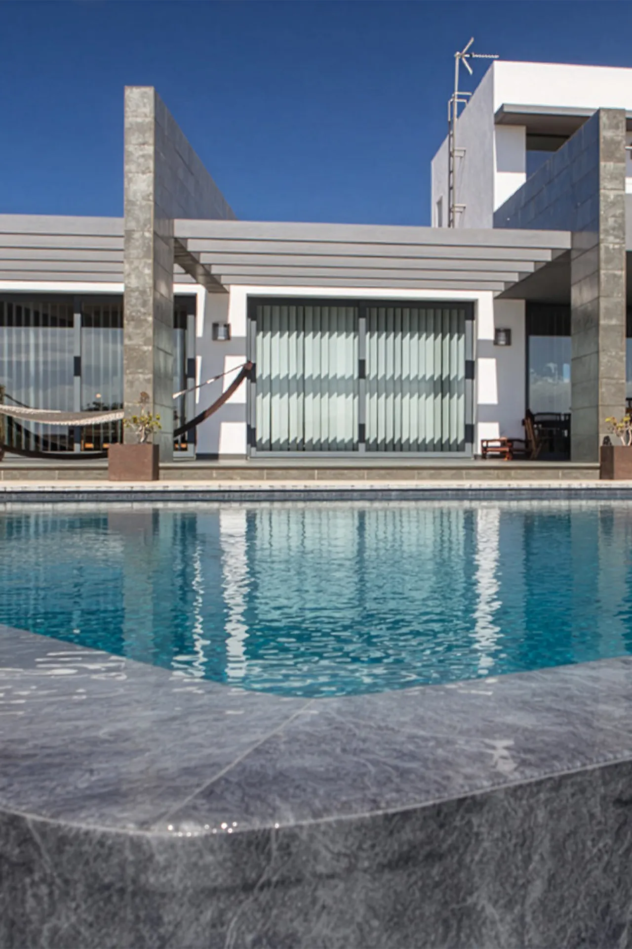 Poolbau in Amberg – moderner Individual Pool im Garten